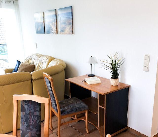 Kleiner Schreibtisch im Wohnzimmer