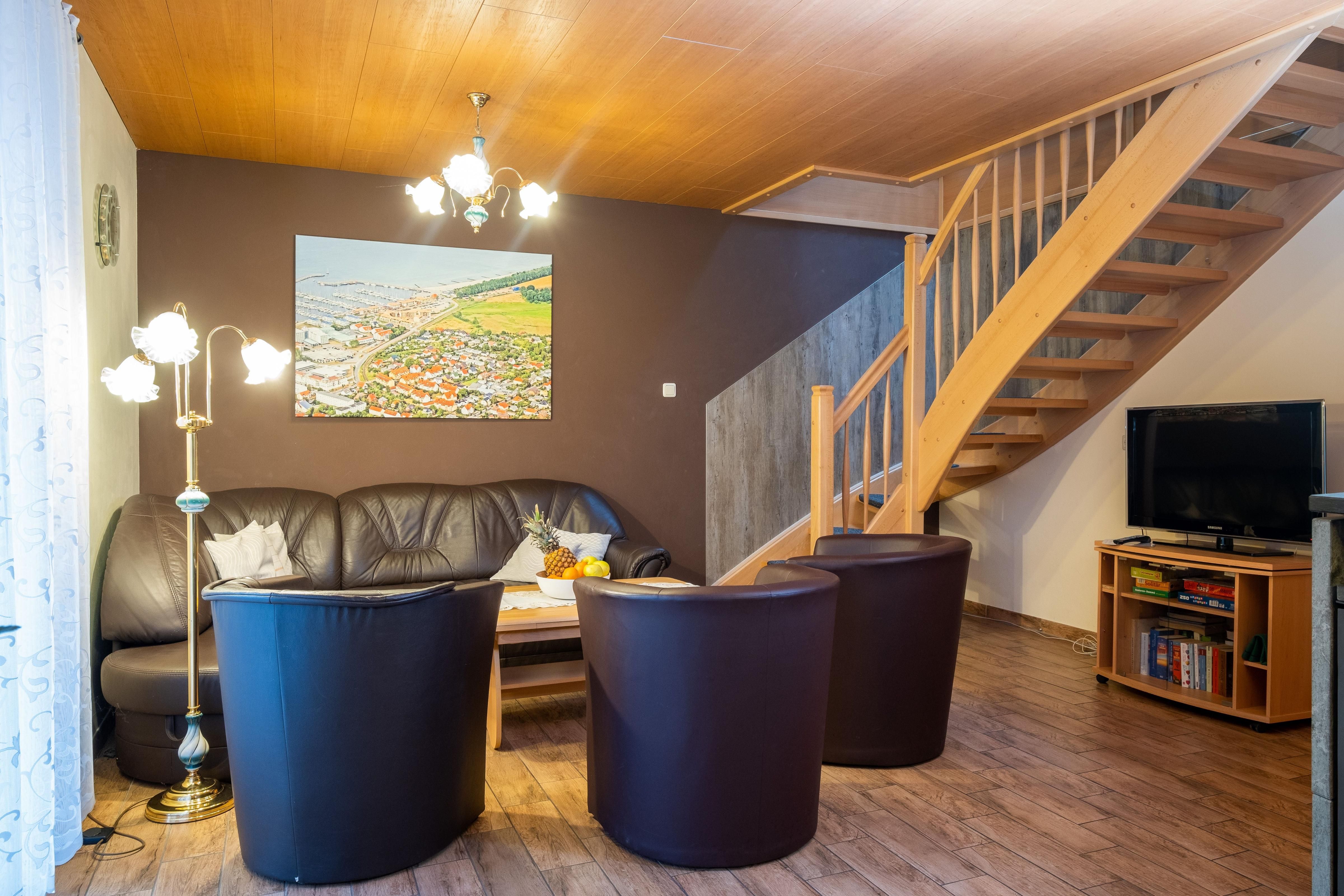 Wohnzimmer mit TV und Kamin