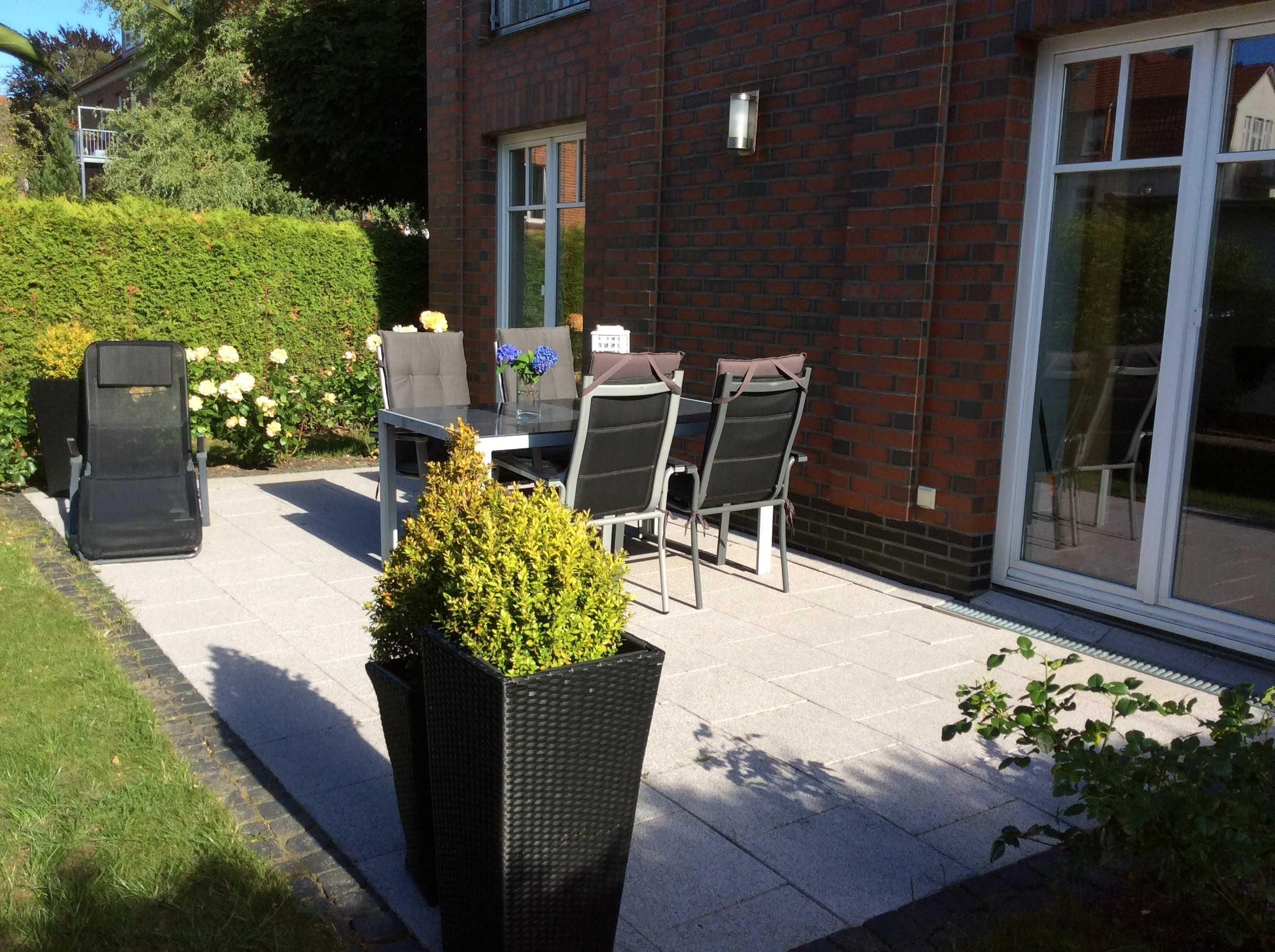 Terrasse mit Gartenmöbeln