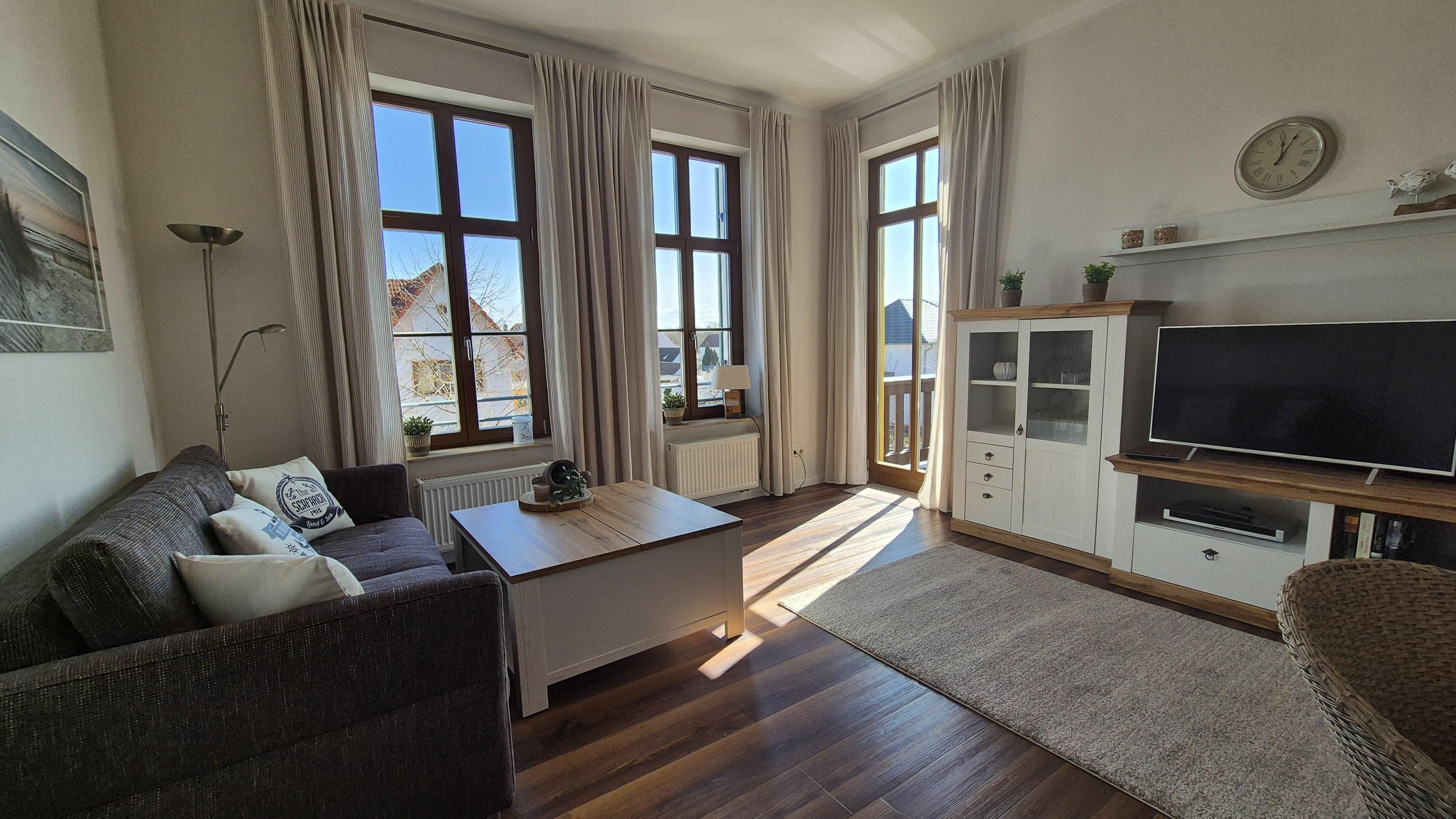 Wohnbereich mit Zugang zum Balkon