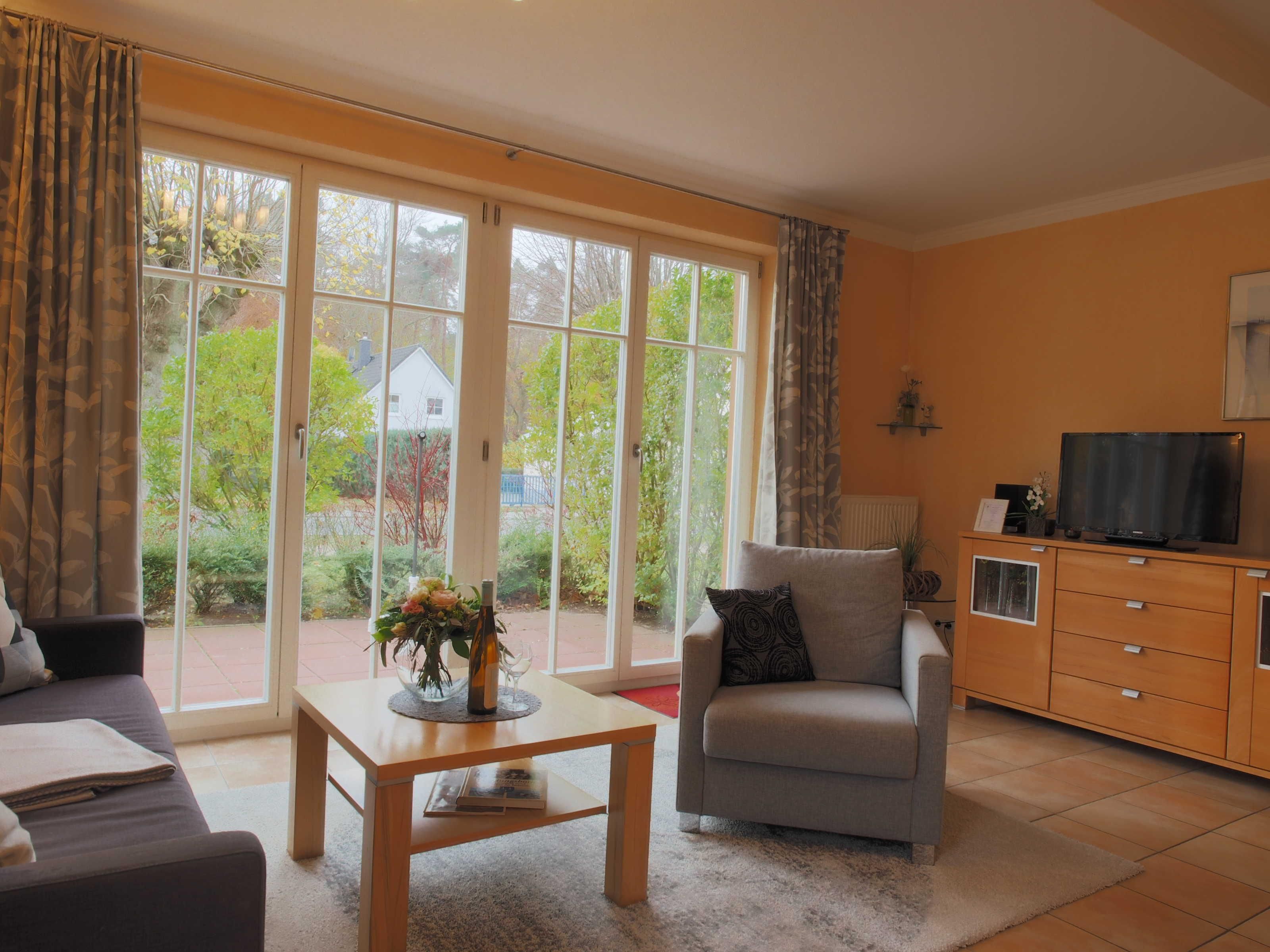 Wohnzimmer mit Blick auf die Terrasse