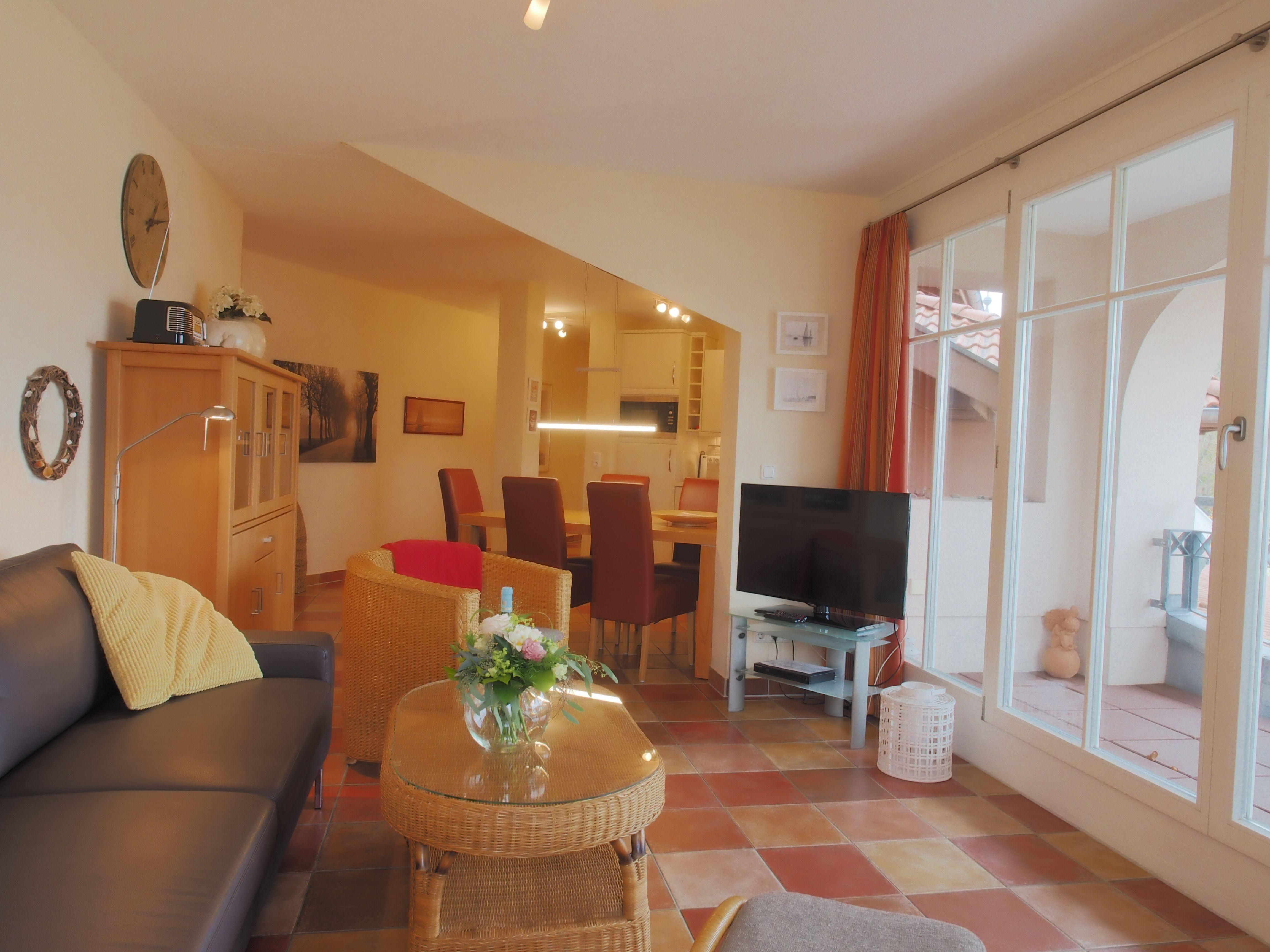 Wohnbereich mit Zugang zum Balkno