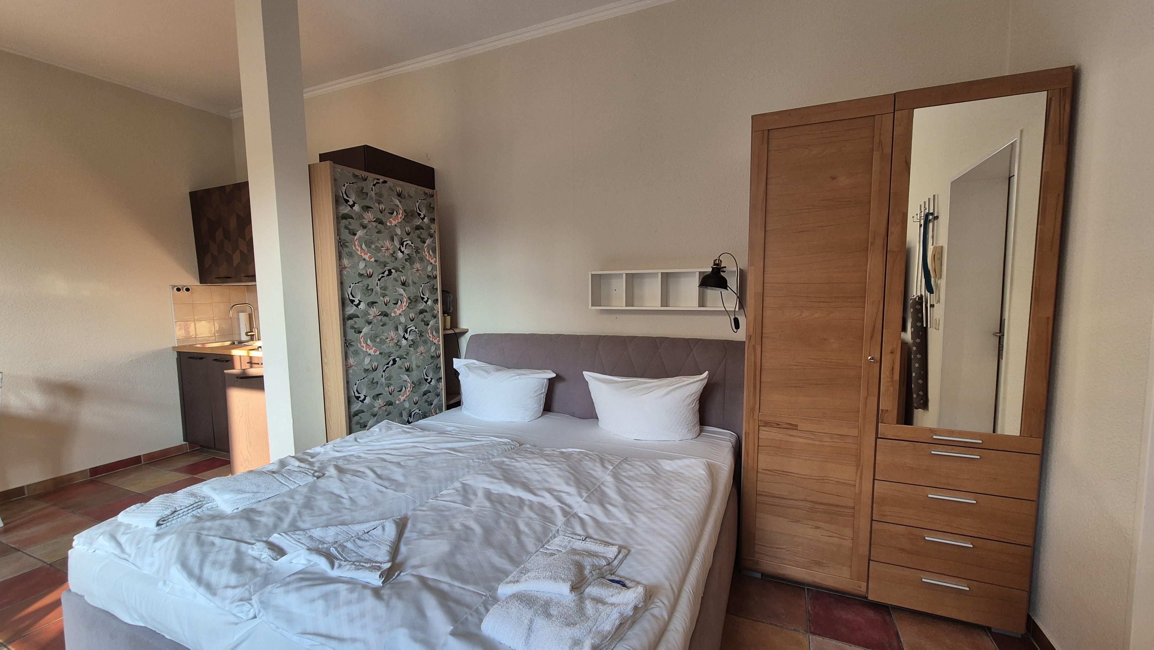 Doppelbett mit Kleiderschrank