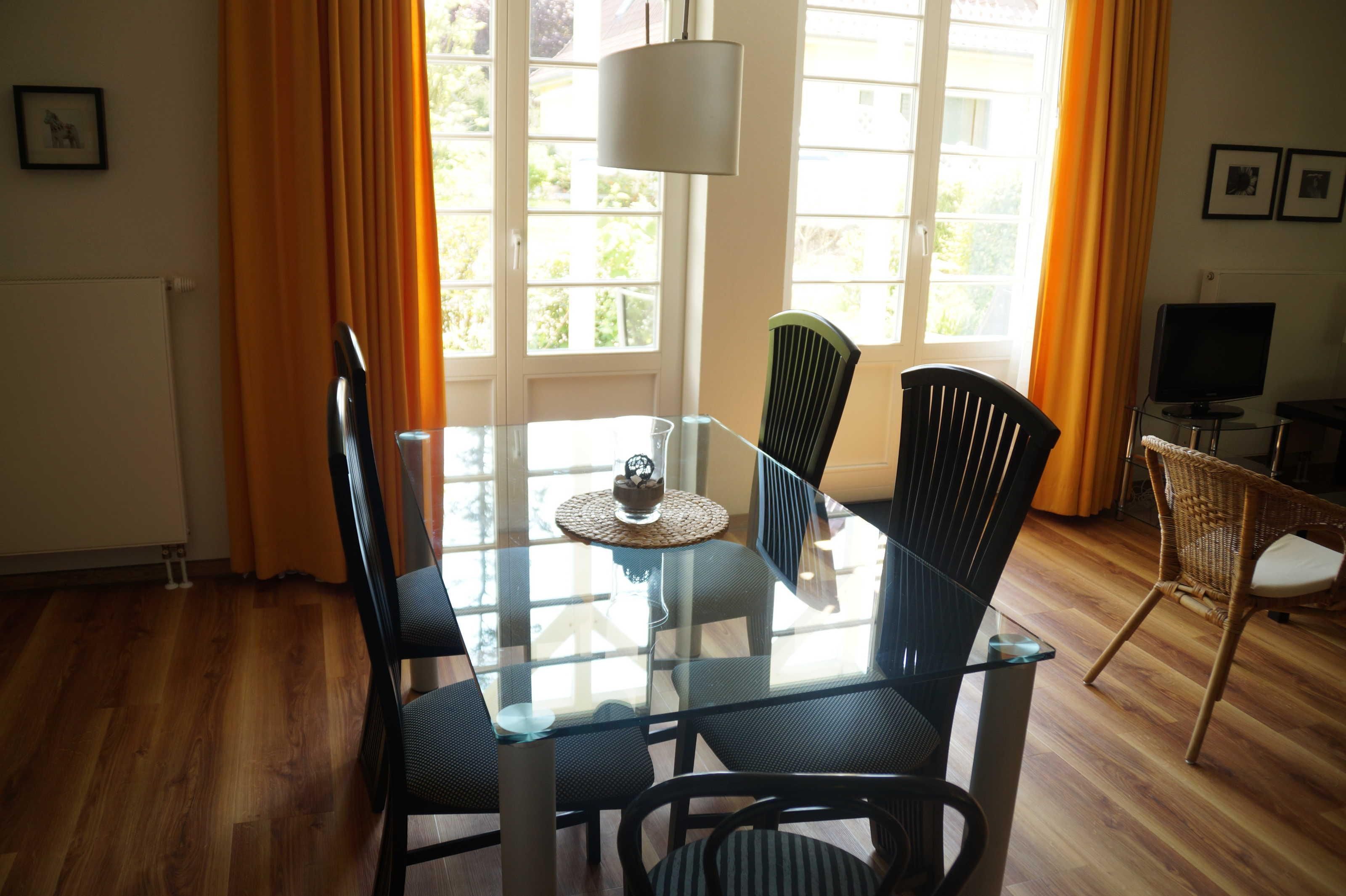 Esstisch mit terrassenzugang