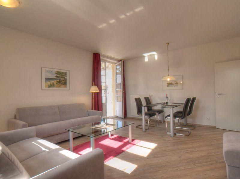 Wohn-, Essbereich mit Zugang zum Balkon