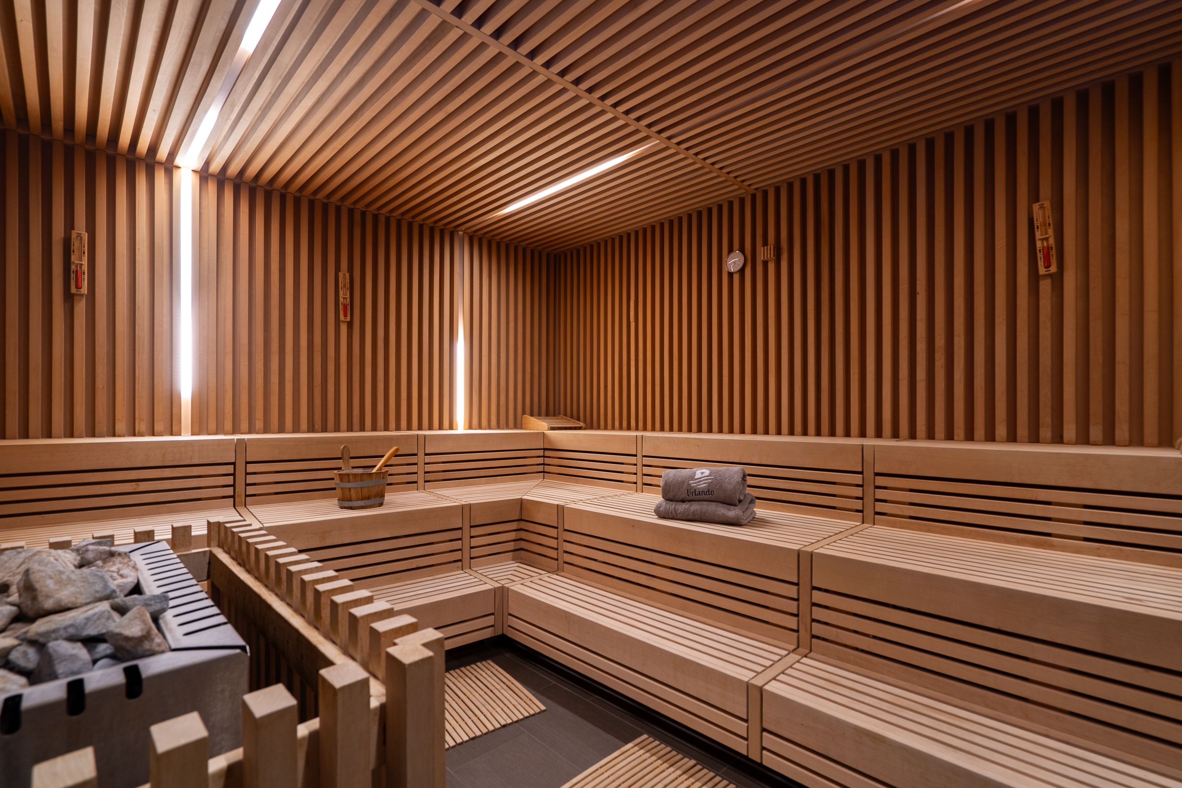 Wellnessbereiche mit Sauna, Dampfbad, Ruheraum und direktem Zugang zum Wohnbereich
