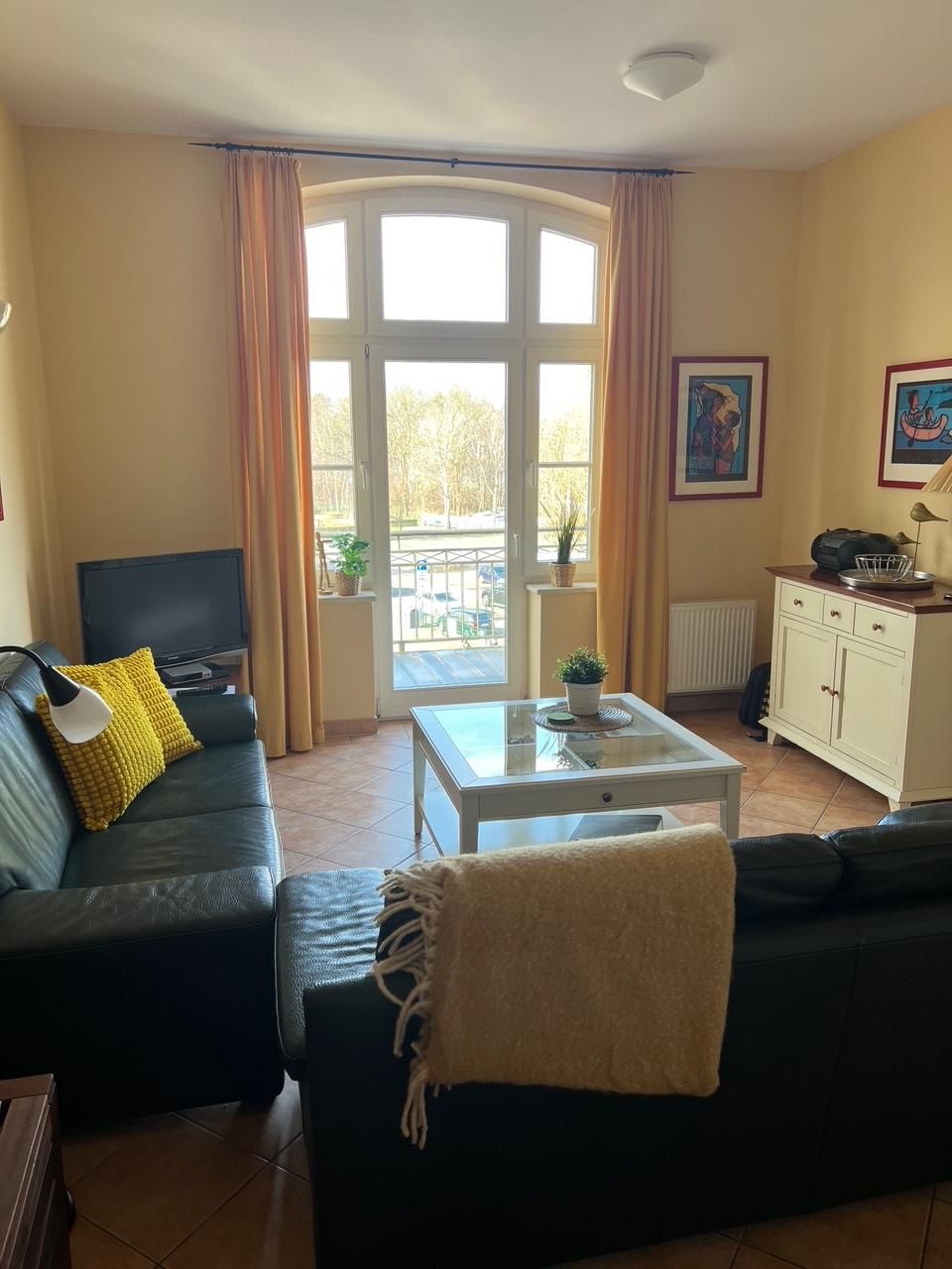 Wohnbereich mit Zugang zum Balkon