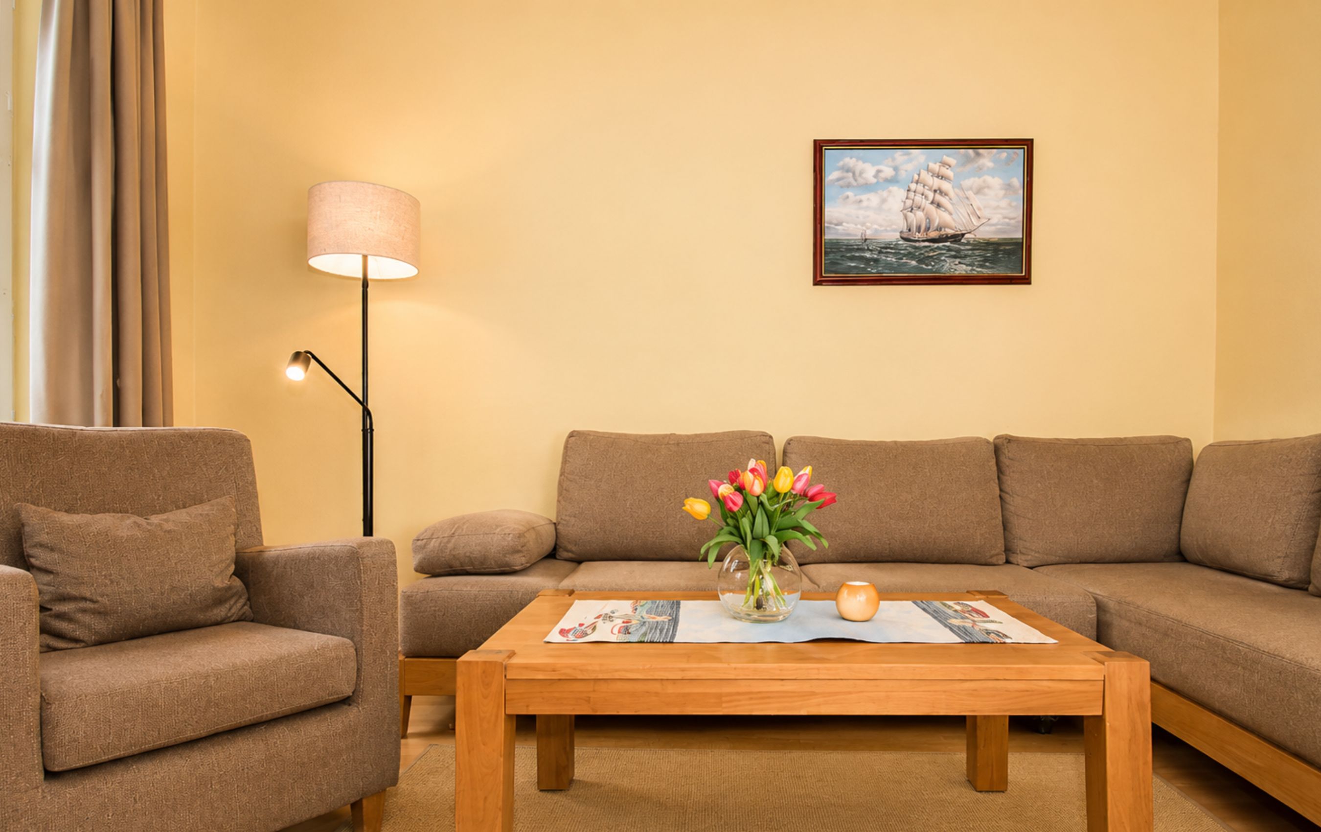 Wohnzimmer mit Sofa uns Sessel