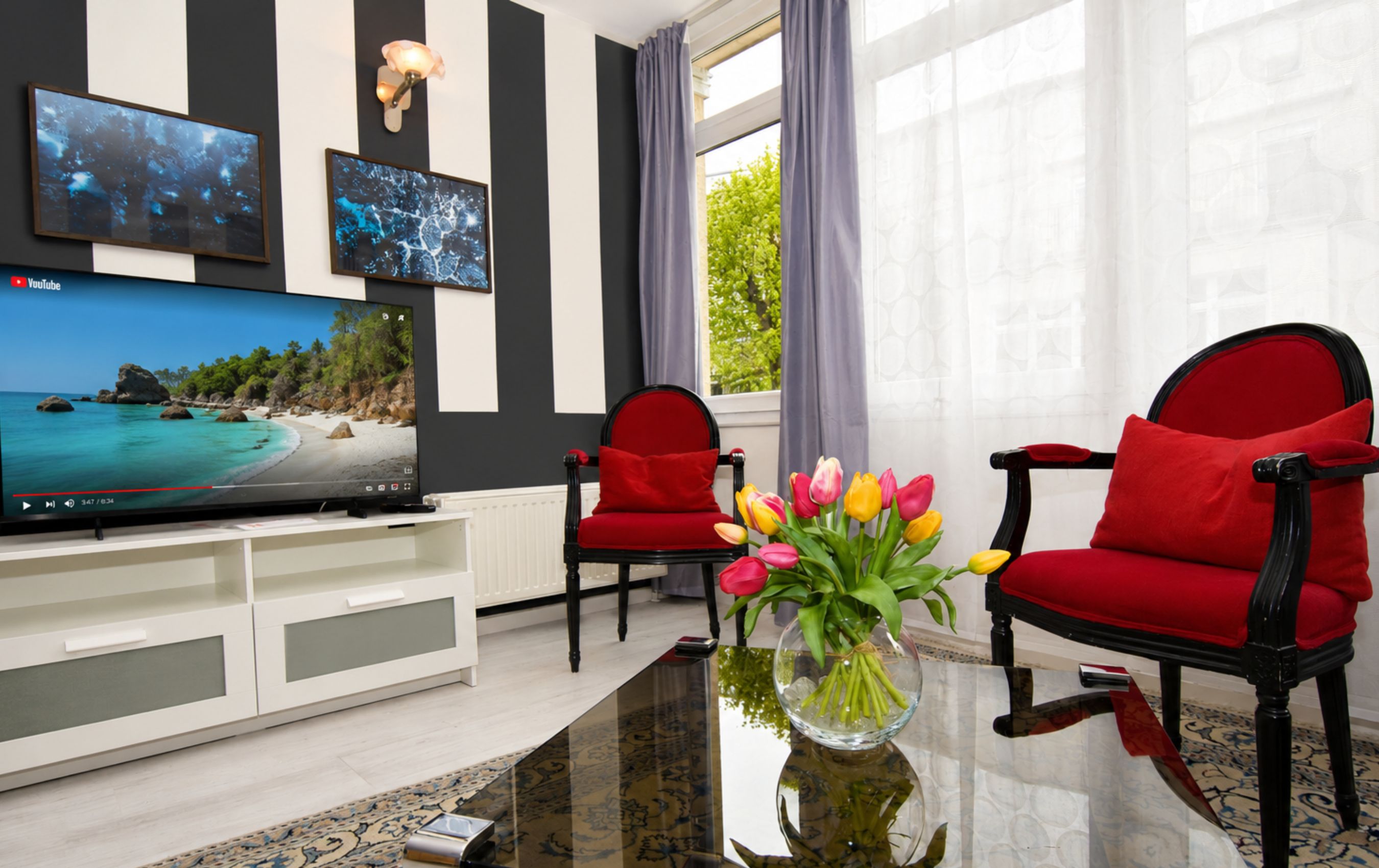 Wohnbereich mit TV und Stühlen