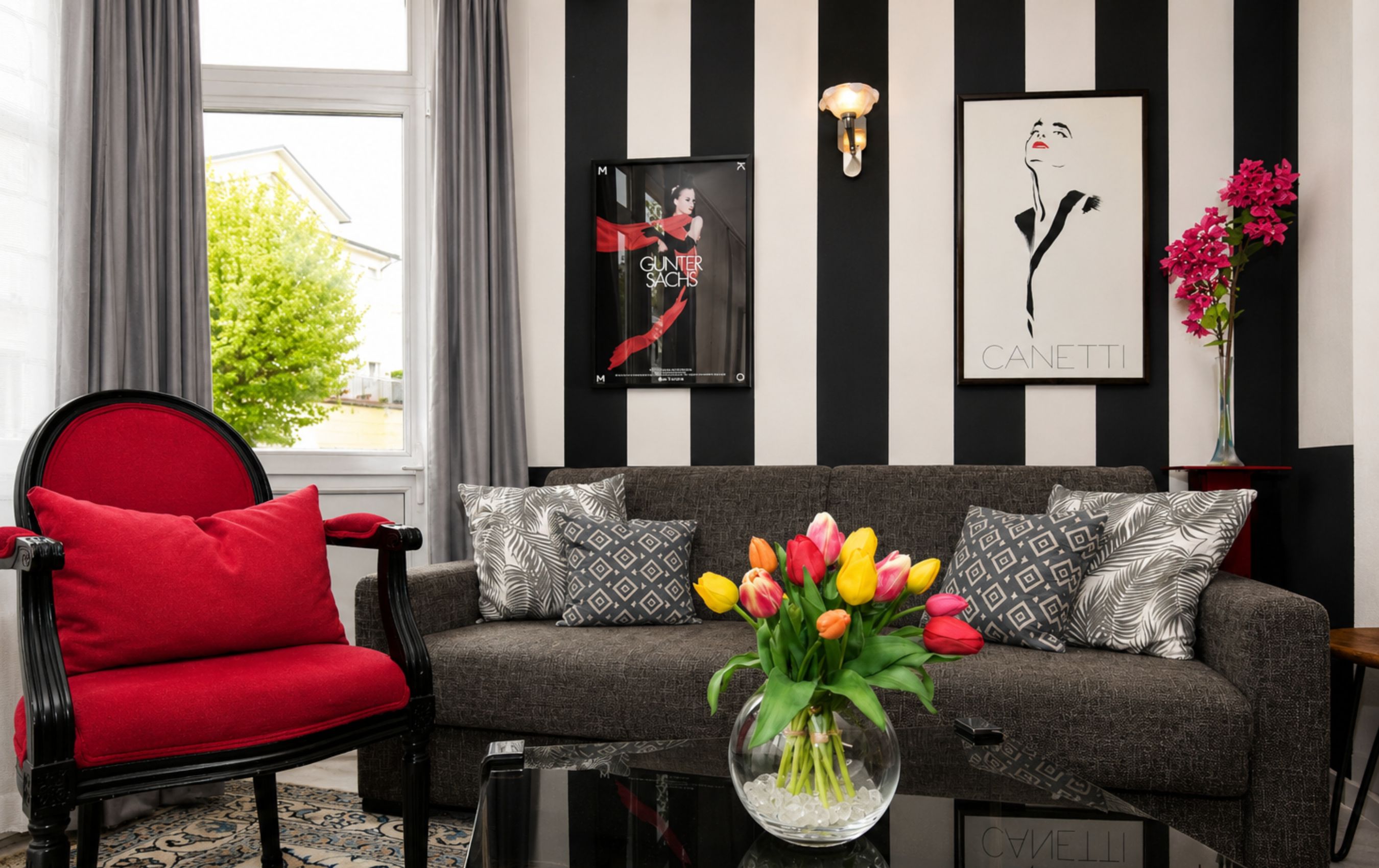 Wohnbereich mit Sofa und Sessel