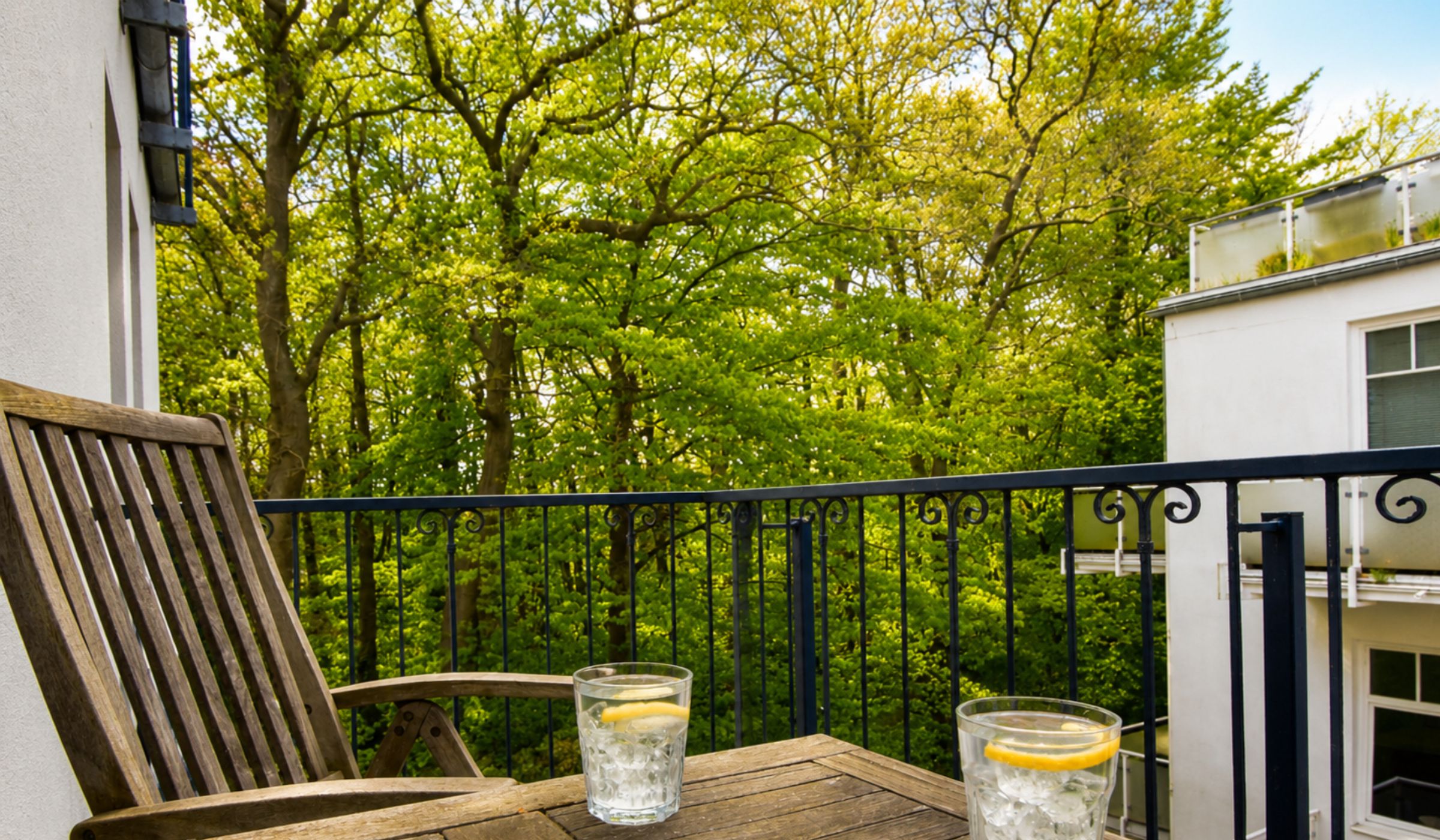 2. Balkon mit Stuhl und Tisch