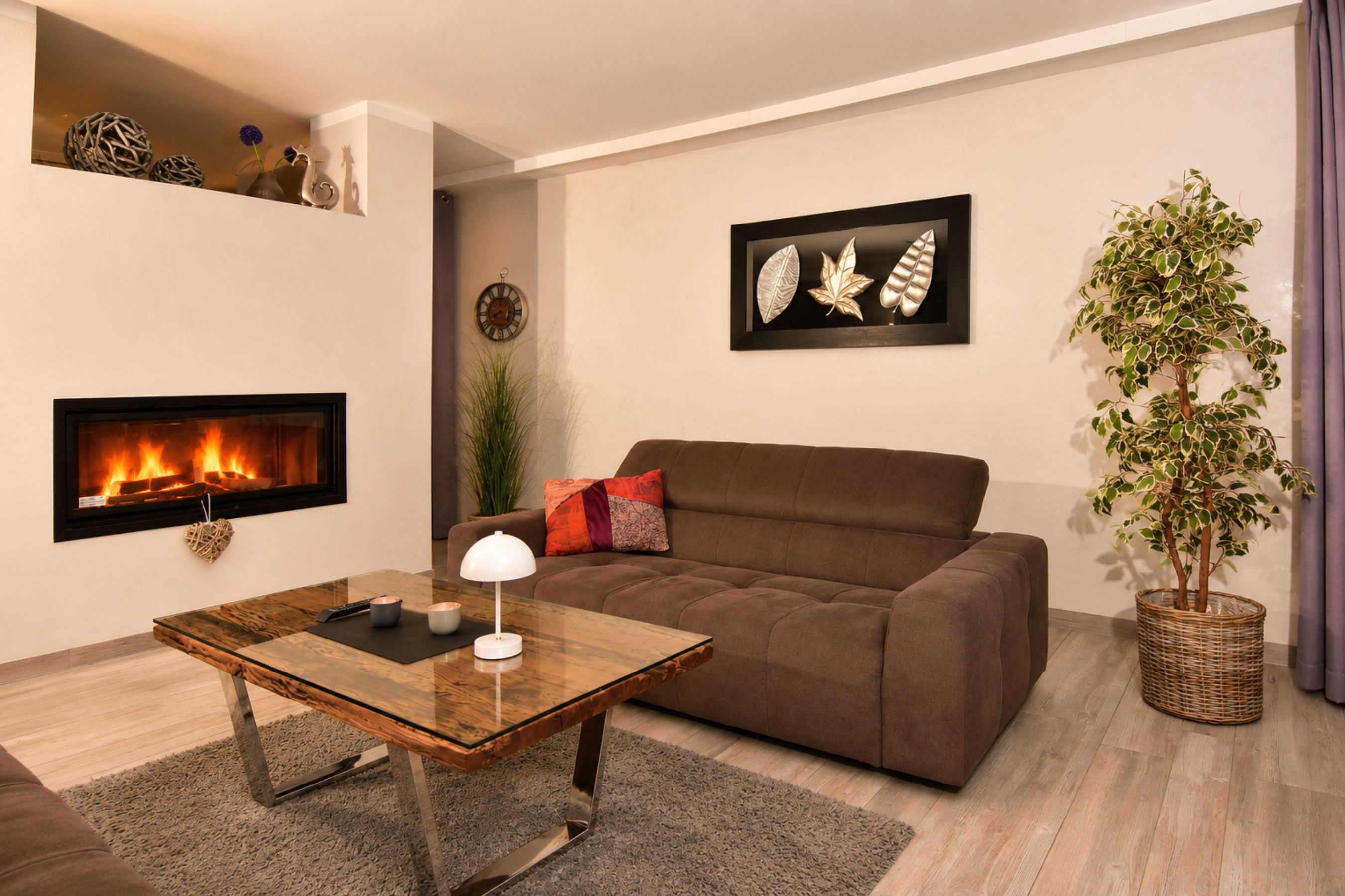 Wohnbereich mit Sofa und Kamin