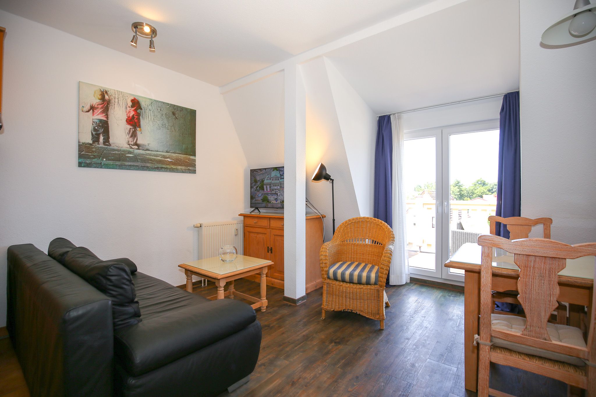 Wohnzimmer mit Zugang zum Balkon