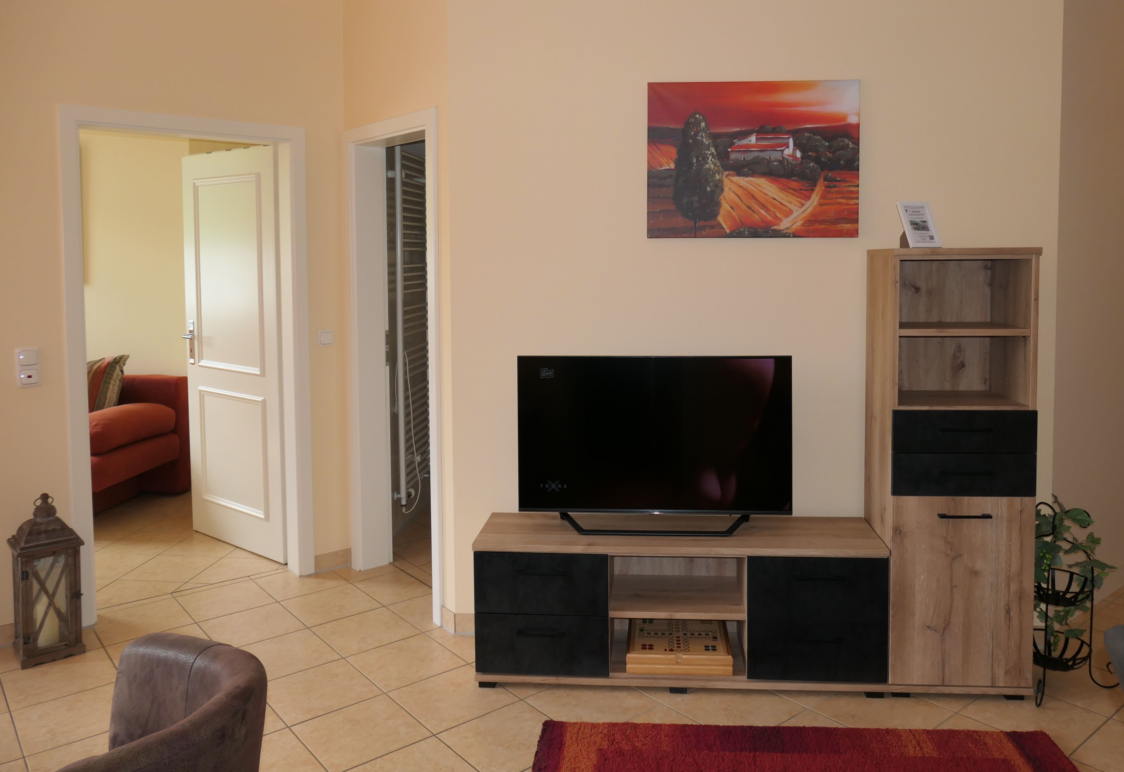 Wohnzimmer mit TV und Kommode