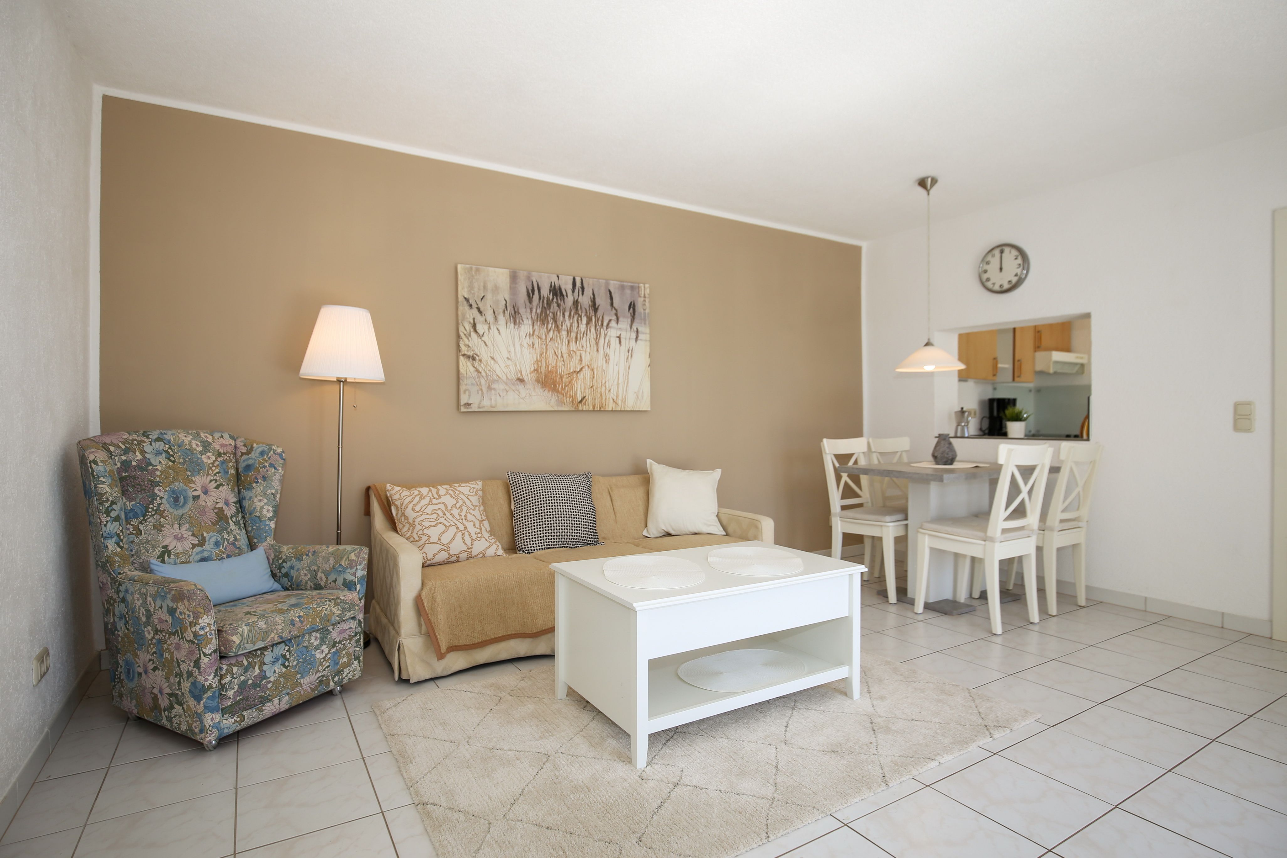 Wohnzimmer mit Sofa und Esstisch