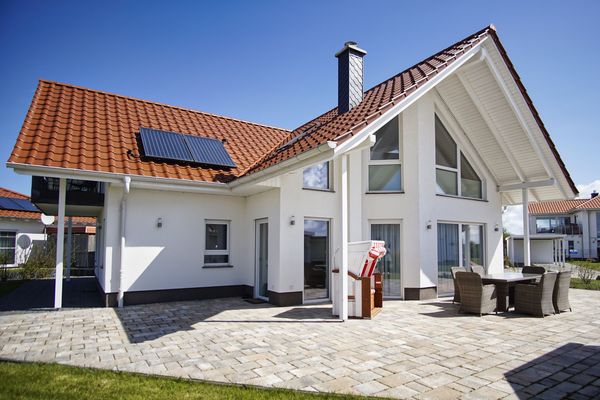 modernes Ferienhaus mit Kamin und eigenem Garten - Ferienhaus Pfingstrose