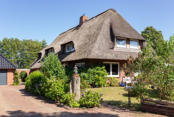 Hortensie: Wohnung im Reetdachhaus in Nebe,Garten, Terrasse, Waldnähe, Strandnah