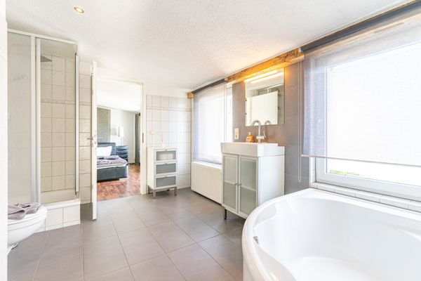 mit Eckbadewanne und separater Dusche