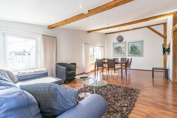 Wohnzimmer mit offener Küche
