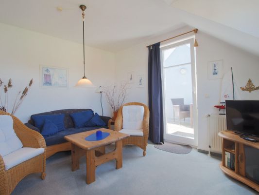 Wohnzimmer mit Sofa und Fernseher