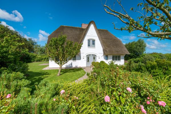 Exklusive Doppelhaushälfte unter Reet unweit der Keitumer Deichwiesen