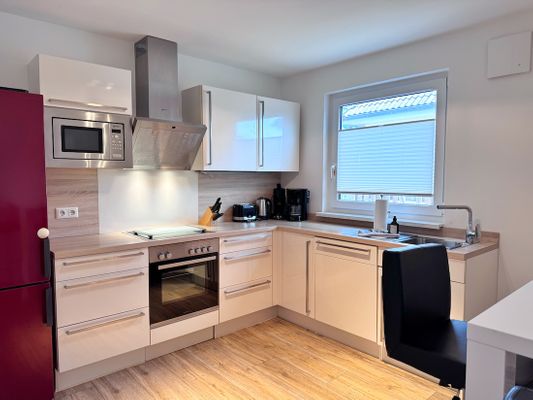 Moderne Haushälfte mit drei Schlafzimmern und Kamin