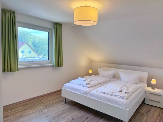 Moderne Haushälfte mit drei Schlafzimmern und Kamin