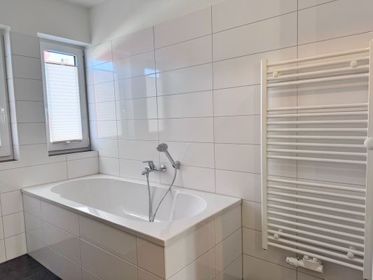 Moderne Haushälfte mit drei Schlafzimmern und Kamin