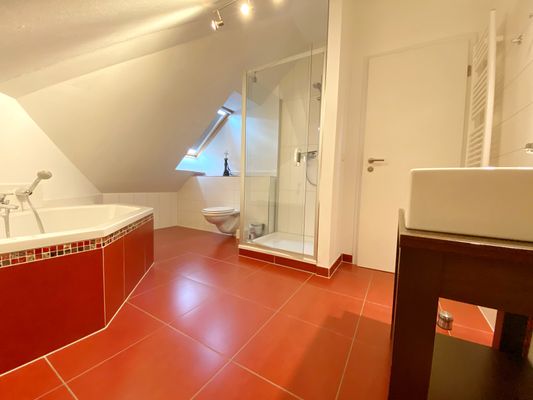 Badezimmer 2 im Obergeschoss mit Badewanne und Dusche