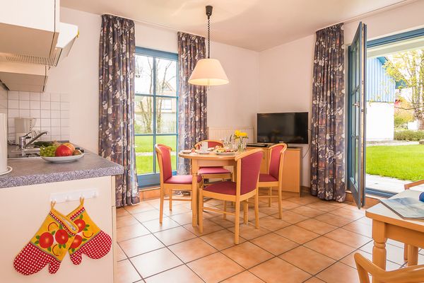 Wohnzimmer mit offener Küche