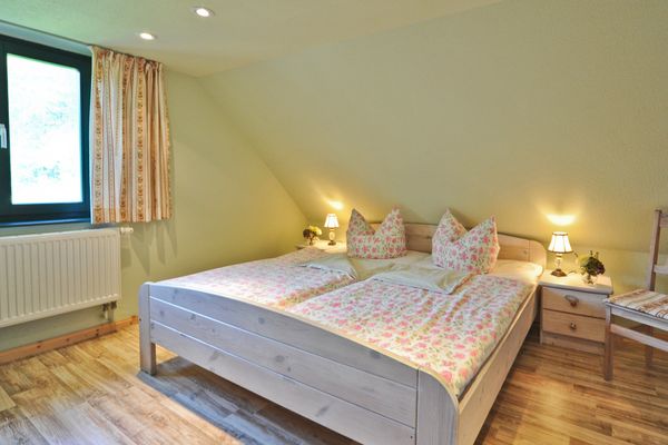 Schlafzimmer mit Doppelbett