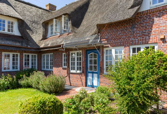 Friesenglück: Hyggelige Wohnung unter Reet mit Meerblick und Kachelofen in Nebel auf Amrum