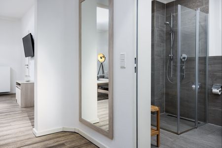 Ohlerich Speicher Ohlerich Speicher 2-13 Wismar - Flur mit Blick zum Badezimmer, Wohnzimmer