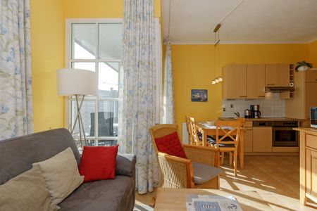 Apartmenthaus Atlantik Apartmenthaus Atlantik 004 Kühlungsborn - Wohn-Essbereich mit Couch und Küchenzeile