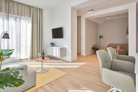 Lüttjeod Apartmentvilla Lüttjeod Apartmentvilla 02 Langeoog - Wohn-Essbereich mit Flatscreen-TV und Blick in den Flur