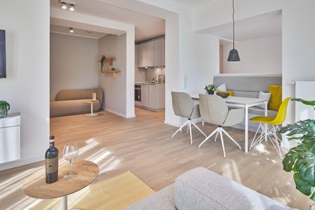 Lüttjeod Apartmentvilla Lüttjeod Apartmentvilla 02 Langeoog - Wohn-Essbereich mit Esstisch, Sitzgelegenheit und Blick zur Küche