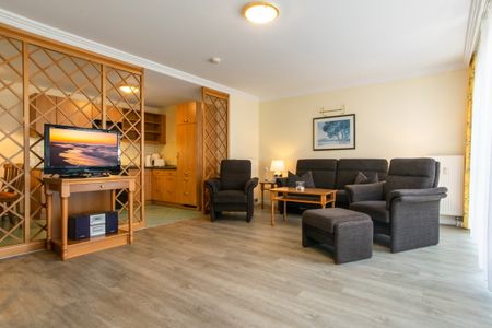 Seehof Seehof 115 Usedom - Wohn-Essbereich mit Couch, Flatscreen TV und Zugang zur Küche
