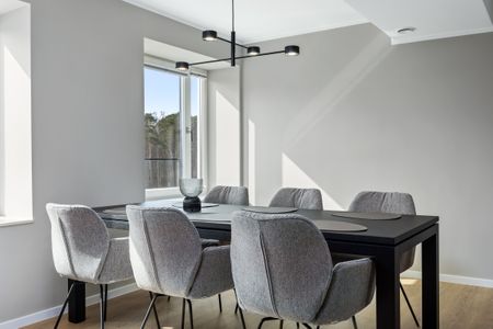 Strandresidenzen Binz-Prora Strandresidenzen Binz-Prora V3.1 Rügen - Wohn-Essbereich mit Esstisch und Sitzgelegenheit