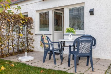 Seehof Seehof 2.0 Usedom - Dachterrasse mit Gartenmöbeln und Grünfläche
