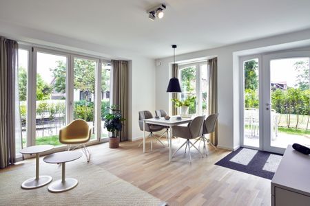 Lüttjeod Apartmentvilla Lüttjeod Apartmentvilla 03 Langeoog - Wohn-Essbereich mit Esstisch, Sitzgelegenheit und Blick nach draußen