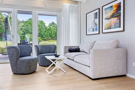 Strandresidenzen Binz-Prora Strandresidenzen Binz-Prora D0.1 Rügen - Wohn-Essbereich mit Couch und Sesseln