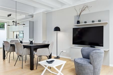 Strandresidenzen Binz-Prora Strandresidenzen Binz-Prora D0.1 Rügen - Wohn-Essbereich mit Esstisch und Flatscreen-TV