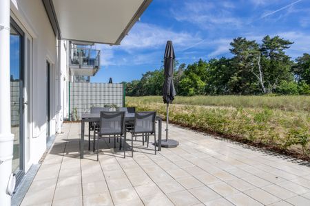 Strandresidenzen Binz-Prora Strandresidenzen Binz-Prora D0.6 Rügen - Dachterrasse mit Gartenmöbeln und Grünfläche