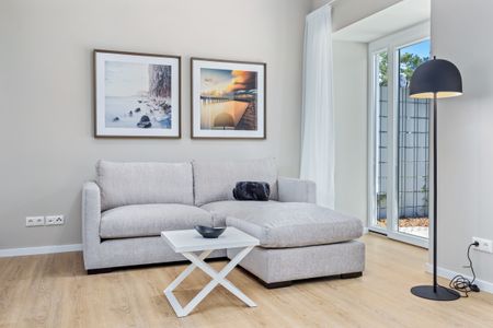 Strandresidenzen Binz-Prora Strandresidenzen Binz-Prora D0.7 Rügen - Wohn-Essbereich mit Couch