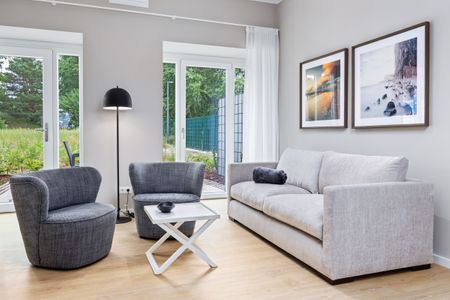 Strandresidenzen Binz-Prora Strandresidenzen Binz-Prora V0.3 Rügen - Wohn-Essbereich mit Couch