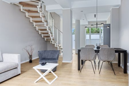 Strandresidenzen Binz-Prora Strandresidenzen Binz-Prora V0.3 Rügen - Wohn-Essbereich mit Esstisch und Sitzgelegenheit