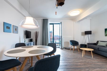 Ohlerich Speicher Ohlerich Speicher 2-09 Wismar - Wohn-Essbereich mit Esstisch, Sitzgelegenheit und Zugang zum Balkon