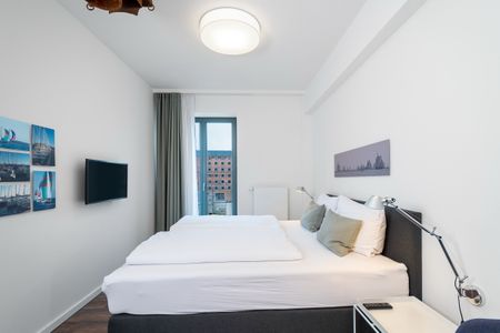 Ohlerich Speicher Ohlerich Speicher 2-09 Wismar - Schlafzimmer mit Doppelbett und Flatscreen TV - gbmv0-01 - Großenbrode