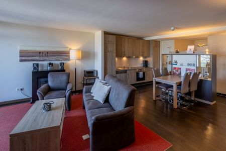 Resort Deichgraf Resort Deichgraf 27-19 Wremen - Wohn-Essbereich mit Couch und Küchenzeile