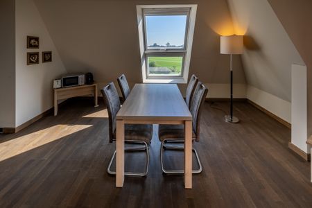 Resort Deichgraf Resort Deichgraf 27-18 Wremen - Wohn-Essbereich mit Esstisch und Sitzgelegenheit